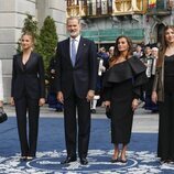 La Reina Sofía, la Princesa Leonor, el Rey Felipe, la Reina Letizia y la Infanta Sofía posan en su llegada a los Premios Princesa de Asturias 2024