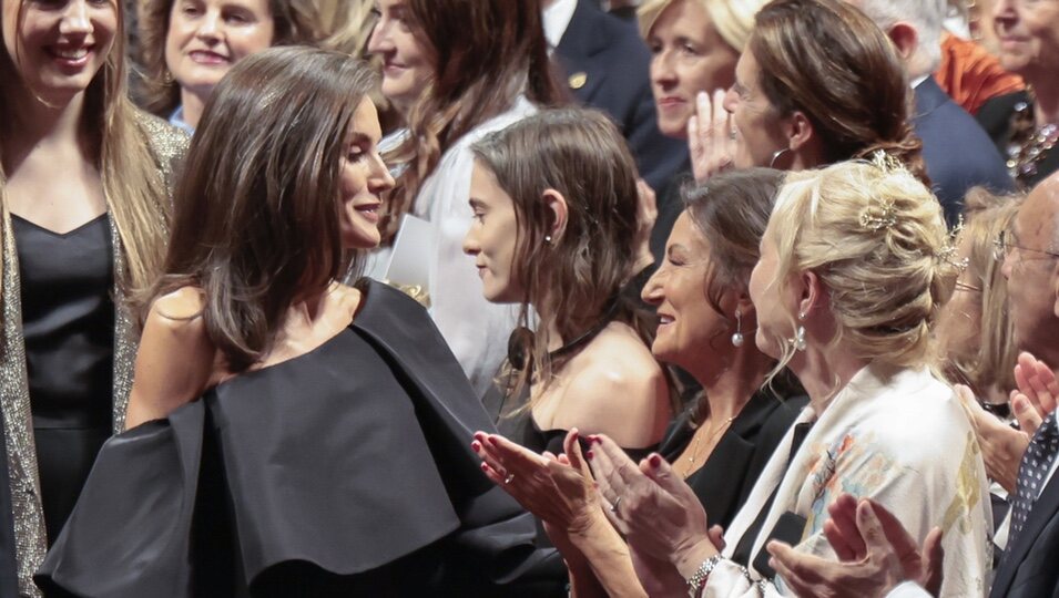 La Reina Letizia saluda a su madre en los Premios Princesa de Asturias 2024