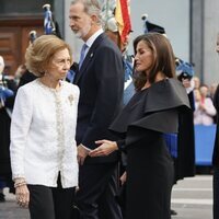 La Reina Letizia cede el paso a la Reina Sofía en los Premios Princesa de Asturias 2024