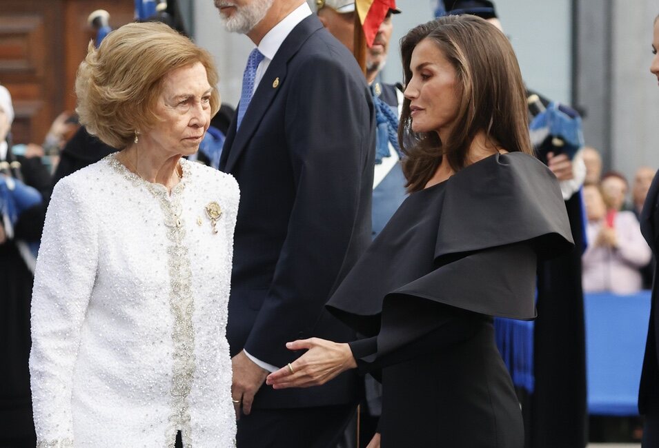 La Reina Letizia cede el paso a la Reina Sofía en los Premios Princesa de Asturias 2024