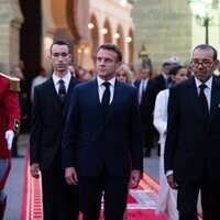 Emmanuel Macron con Mohamed VI, Moulay Hassan de Marruecos y Moulay Rachid de Marruecos en el recibimiento al Presidente de Francia