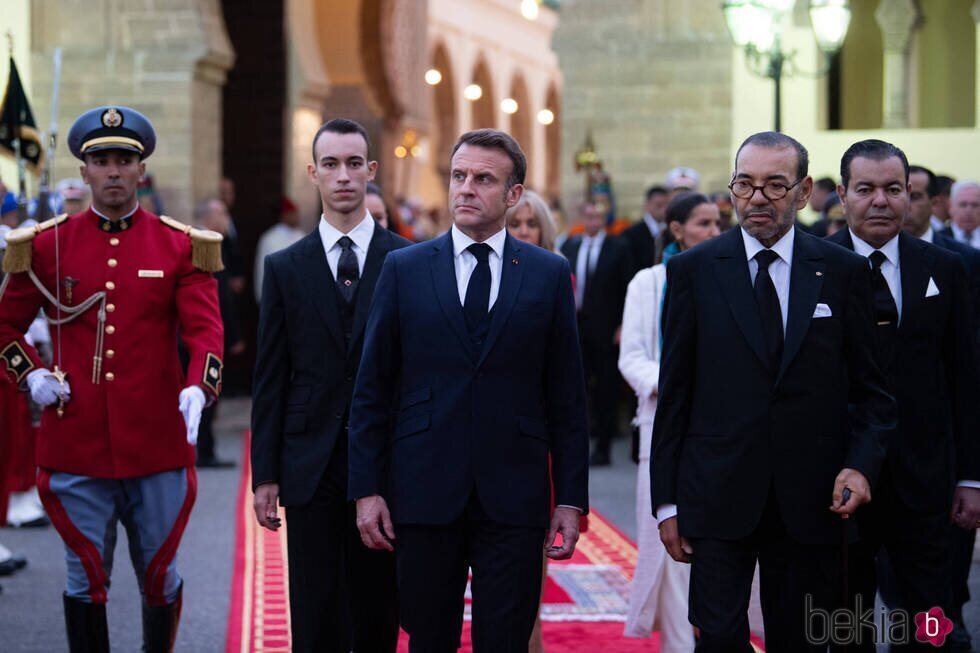 Emmanuel Macron con Mohamed VI, Moulay Hassan de Marruecos y Moulay Rachid de Marruecos en el recibimiento al Presidente de Francia