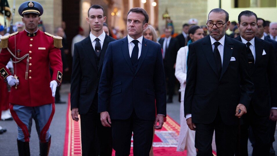 Emmanuel Macron con Mohamed VI, Moulay Hassan de Marruecos y Moulay Rachid de Marruecos en el recibimiento al Presidente de Francia