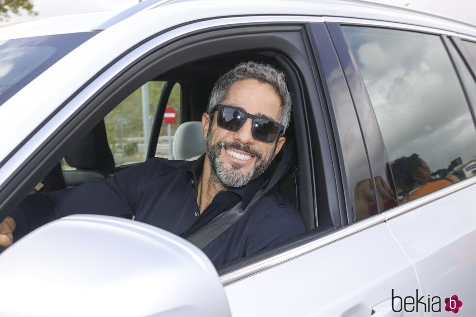 Roberto Leal llegando a la boda de Ana Guerra y Víctor Elías