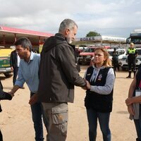 El Rey Felipe y la Reina Letizia saludan al equipo que gestiona la DANA de la Comunidad Valenciana