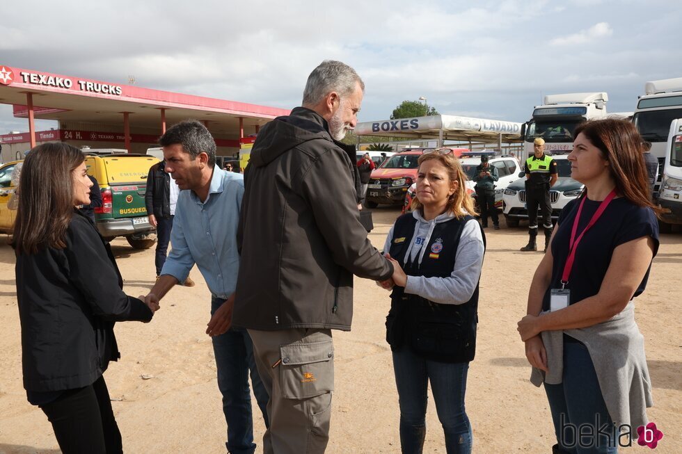 El Rey Felipe y la Reina Letizia saludan al equipo que gestiona la DANA de la Comunidad Valenciana