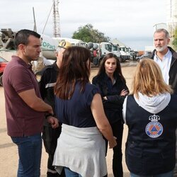 Los Reyes Felipe y Letizia, atentos a lo que les explican en la Comunidad de Valencia