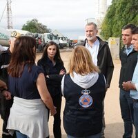 Los Reyes Felipe y Letizia, atentos a lo que les explican en la Comunidad de Valencia