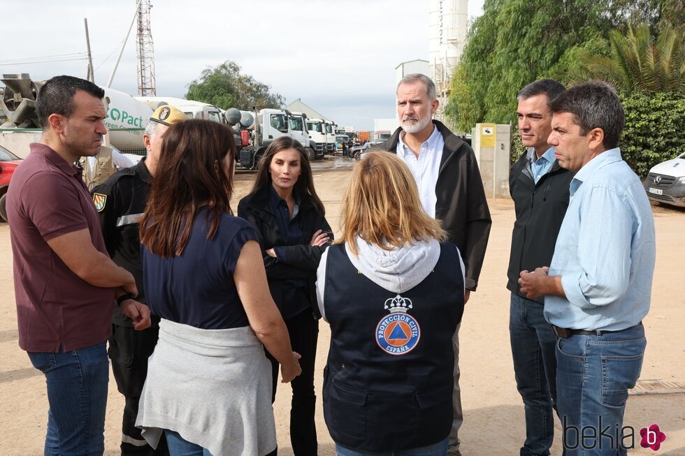 Los Reyes Felipe y Letizia, atentos a lo que les explican en la Comunidad de Valencia