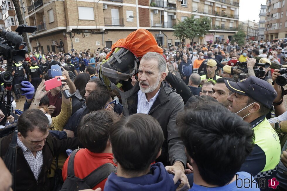 El Rey Felipe VI en medio de los disturbios de Paiporta