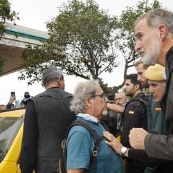 El Rey Felipe, con barro en el abrigo, en su visita a Paiporta, Valencia