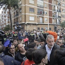 El Rey Felipe rodeado de personas en Paiporta, Valencia