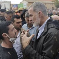 El Rey Felipe hablando con un vecino de Paiporta tras la DANA