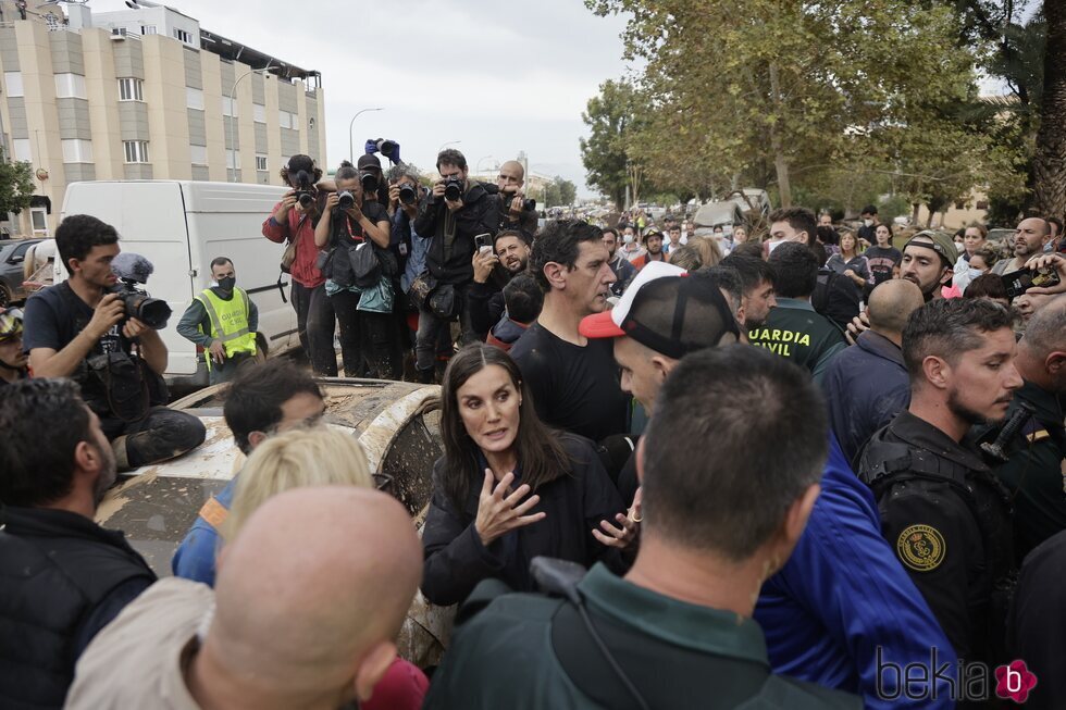 La Reina Letizia hablando con unas personas en Paiporta durante su visita a las zonas afectadas por la DANA en Valencia