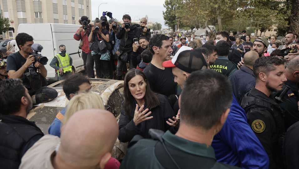 La Reina Letizia hablando con unas personas en Paiporta durante su visita a las zonas afectadas por la DANA en Valencia