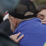 La Reina Letizia abraza a un hombre en Paiporta durante su visita a las zonas afectadas por la DANA en Valencia