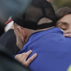 La Reina Letizia abraza a un hombre en Paiporta durante su visita a las zonas afectadas por la DANA en Valencia