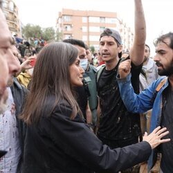 La Reina Letizia escucha a un hombre en Paiporta durante su visita a las zonas afectadas por la DANA en Valencia