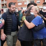 La Reina Letizia abraza a una mujer en Paiporta durante su visita a las zonas afectadas por la DANA en Valencia