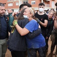 La Reina Letizia abraza a una mujer en Paiporta durante su visita a las zonas afectadas por la DANA en Valencia