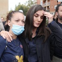 La Reina Letizia con gesto serio junto a una mujer en Paiporta durante su visita a las zonas afectadas por la DANA en Valencia