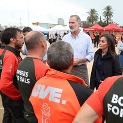 Los Reyes Felipe y Letizia hablan con bomberos en su visita a Paiporta tras la DANA