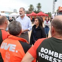 Los Reyes Felipe y Letizia hablan con bomberos en su visita a Paiporta tras la DANA