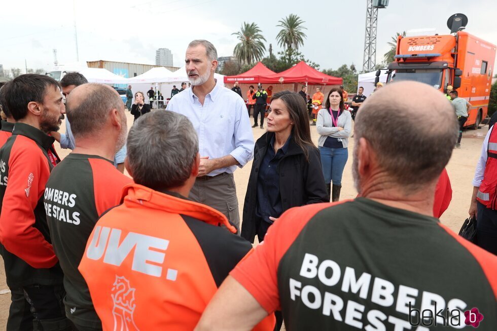 Los Reyes Felipe y Letizia hablan con bomberos en su visita a Paiporta tras la DANA