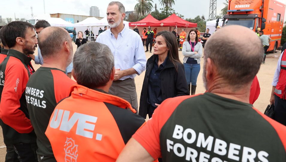 Los Reyes Felipe y Letizia hablan con bomberos en su visita a Paiporta tras la DANA