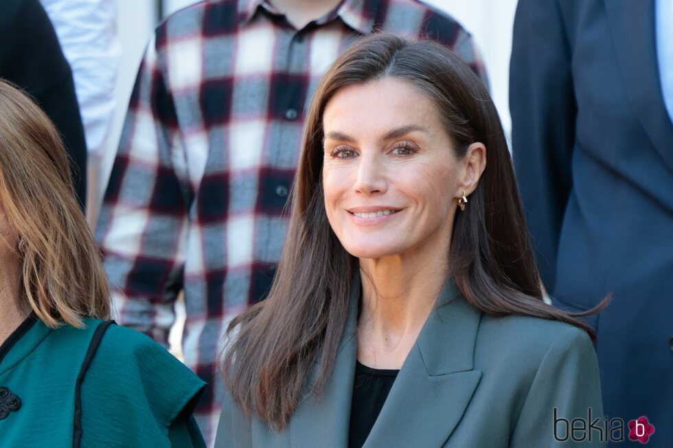 La Reina Letizia sonriente durante una audiencia en el Palacio de la Zarzuela