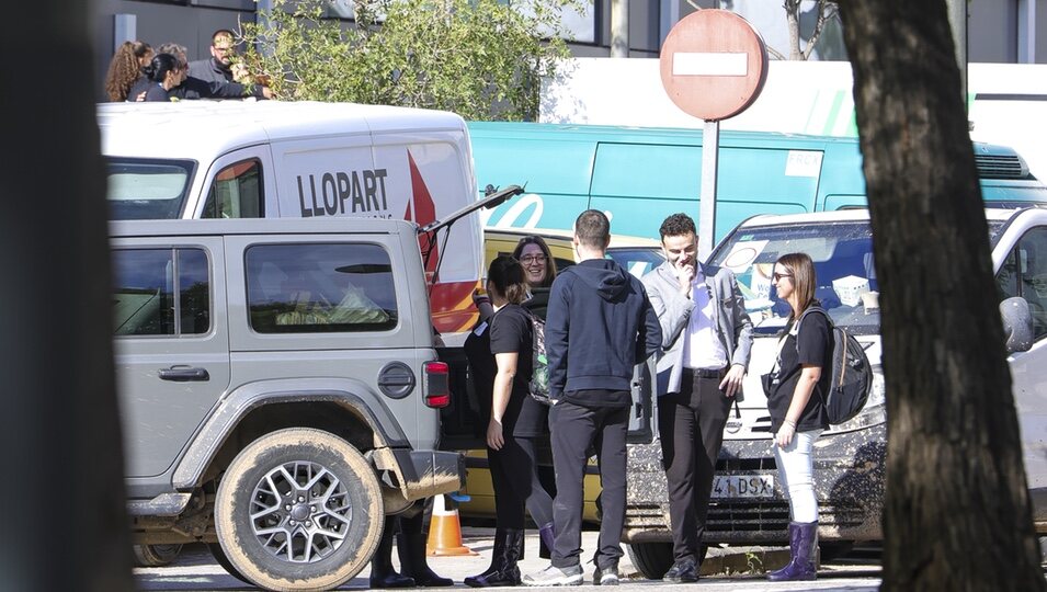 Aitana y Miguel Bernardeau coinciden en Catarroja siendo voluntarios de la DANA