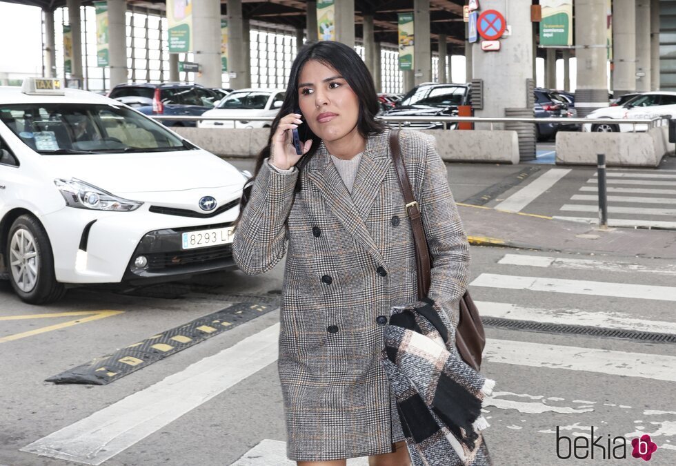 Isa Pantoja hablando por teléfono en la estación de tren tras anunciar su embarazo