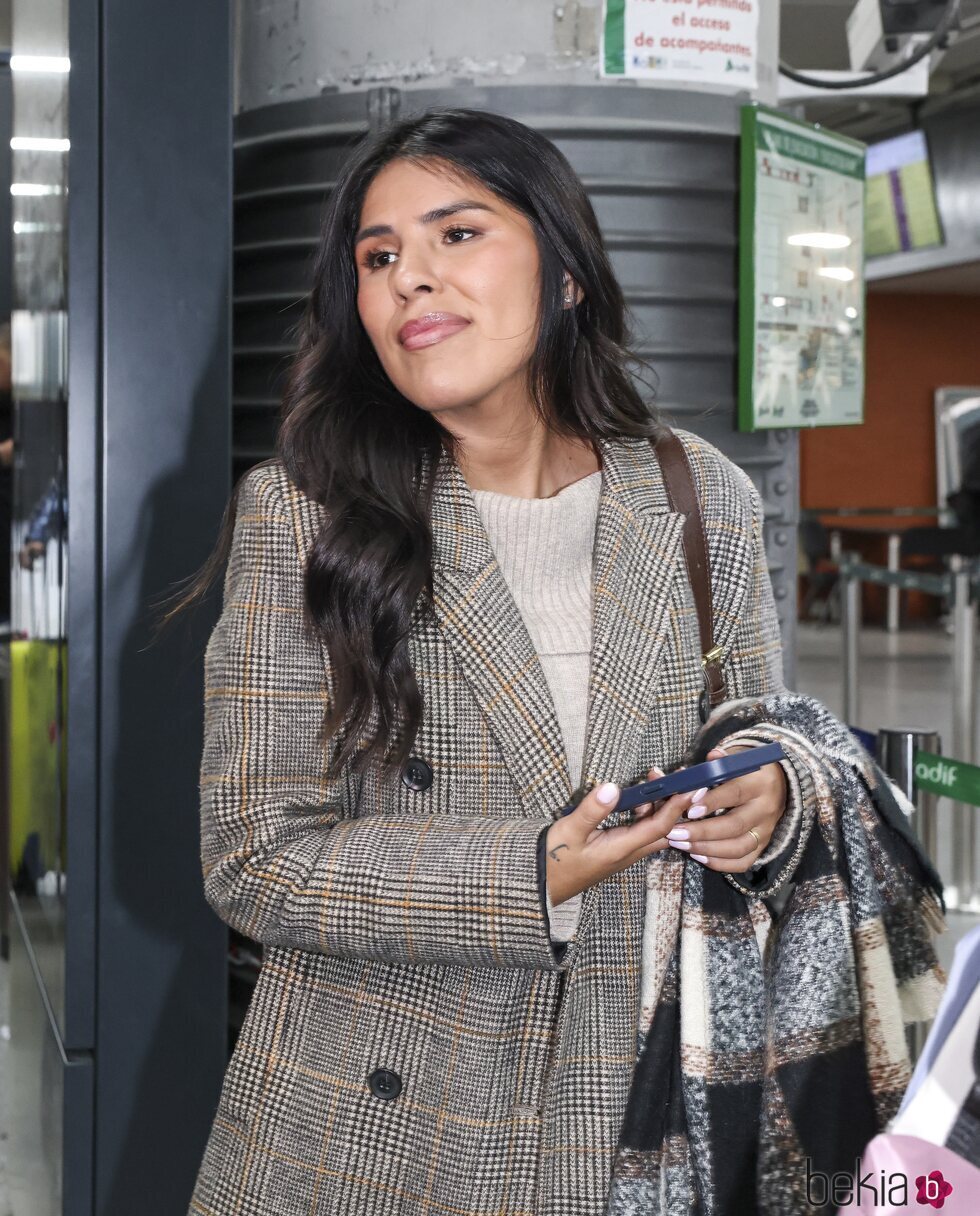 Isa Pantoja en la estación de tren en Madrid