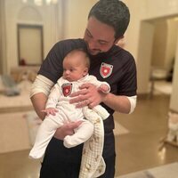 Hussein de Jordania con su hija Iman de Jordania en brazos con 3 meses de vida