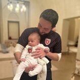 Hussein de Jordania con su hija Iman de Jordania en brazos con 3 meses de vida