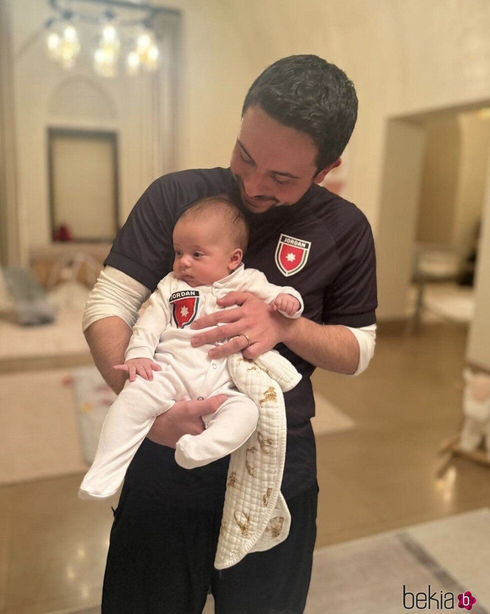 Hussein de Jordania con su hija Iman de Jordania en brazos con 3 meses de vida