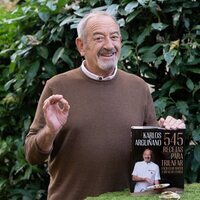 Karlos Arguiñano con su libro de recetas