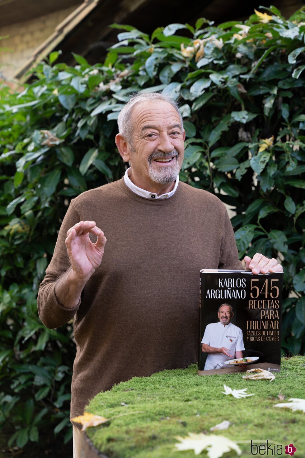 Karlos Arguiñano con su libro de recetas