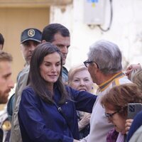 La Reina Letizia saluda a los vecinos de Chiva, en Valencia