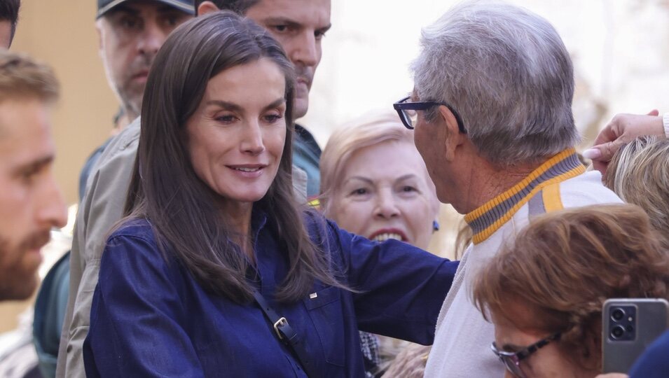 La Reina Letizia saluda a los vecinos de Chiva, en Valencia