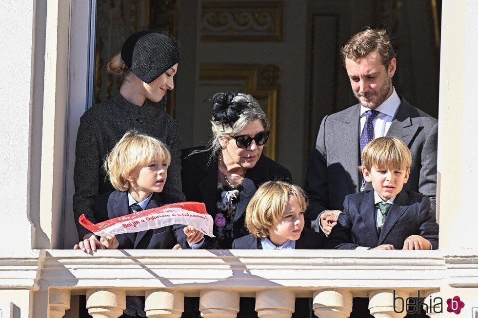 Carolina de Mónaco, Pierre Casiraghi y Beatrice Borromeo y sus hijos y Max Casiraghi 