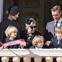 Carolina de Mónaco, Pierre Casiraghi y Beatrice Borromeo y sus hijos y Max Casiraghi 