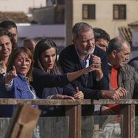 Los Reyes Felipe y Letizia observan el desastre causado por la DANA en Chiva