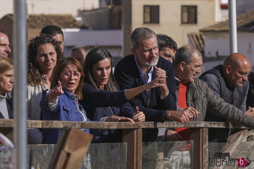 Los Reyes Felipe y Letizia observan el desastre causado por la DANA en Chiva