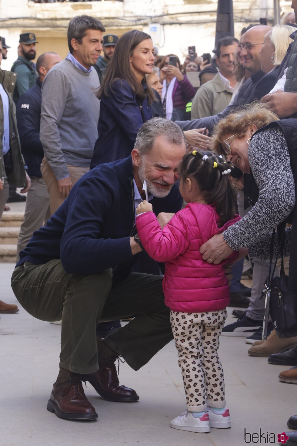 El Rey Felipe habla cariñosamente con una niña en Chiva, Valencia