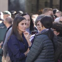 La Reina Letizia habla con el pueblo de Chiva durante su visita