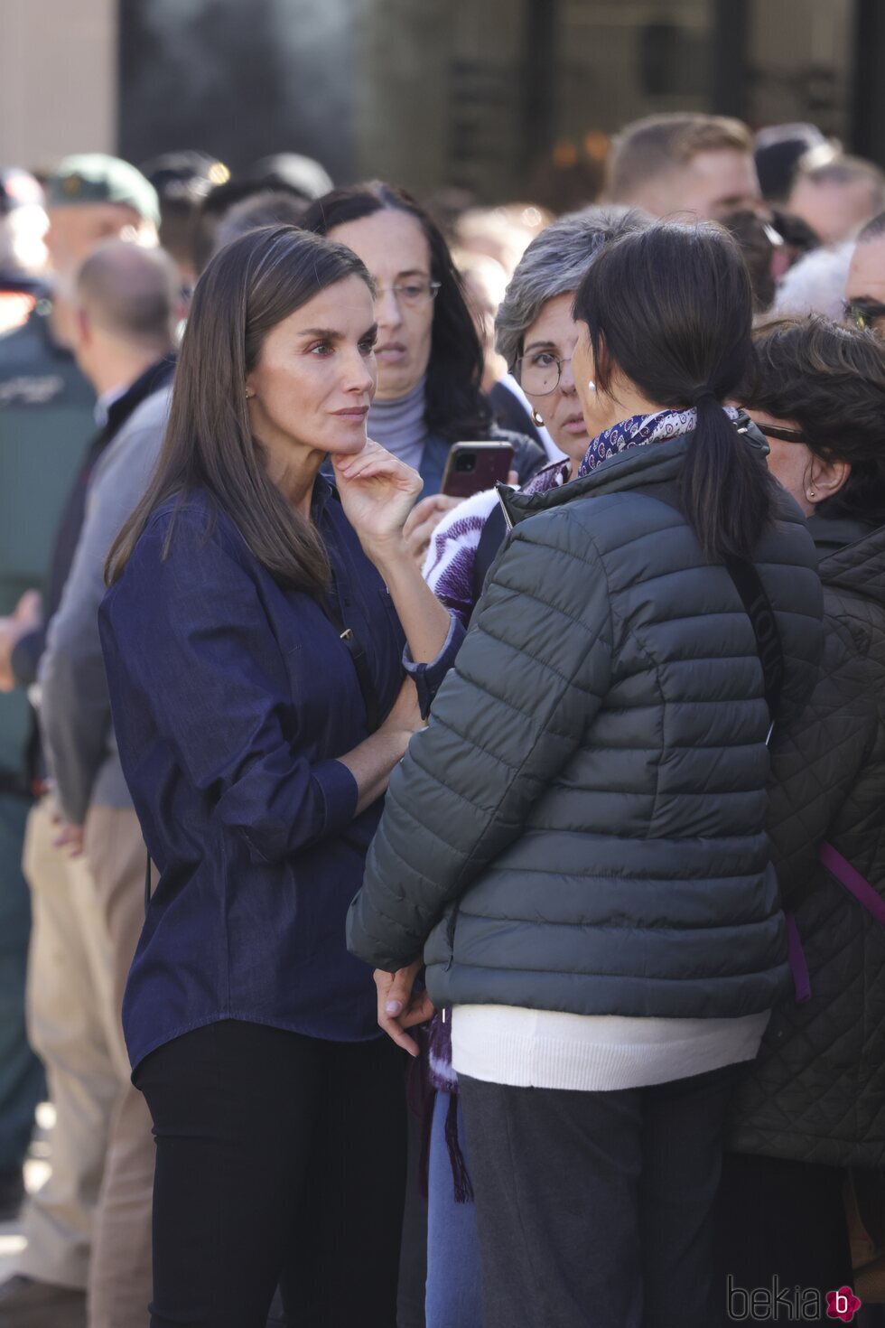 La Reina Letizia habla con el pueblo de Chiva durante su visita