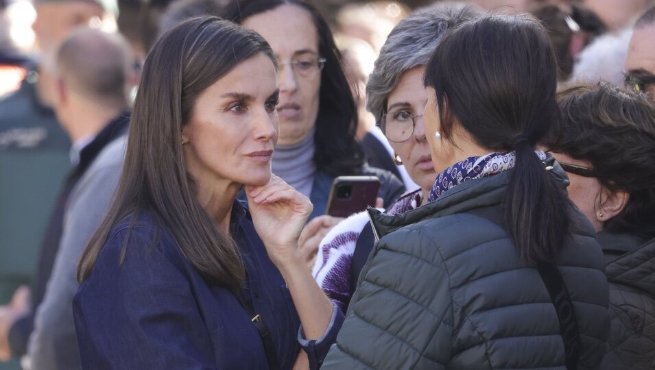 La Reina Letizia habla con el pueblo de Chiva durante su visita