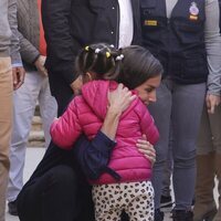 La Reina Letizia abraza a una niña en su visita a Chiva, Valencia