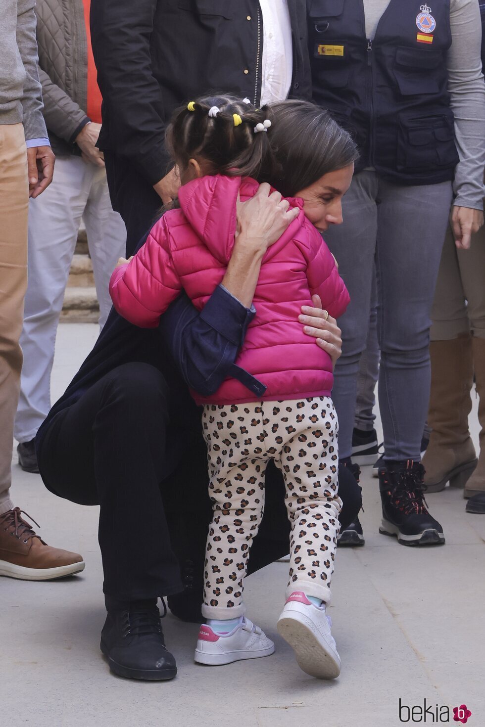 La Reina Letizia abraza a una niña en su visita a Chiva, Valencia